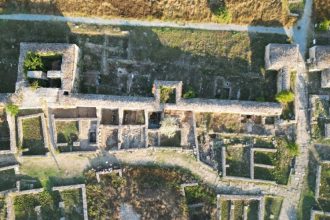 foto tezaur descoperit de arheologi la cetatea histria monede antice si bijuterii din metale pretioase din perioada romana au fost scoase la lumina 68aaeccceee28
