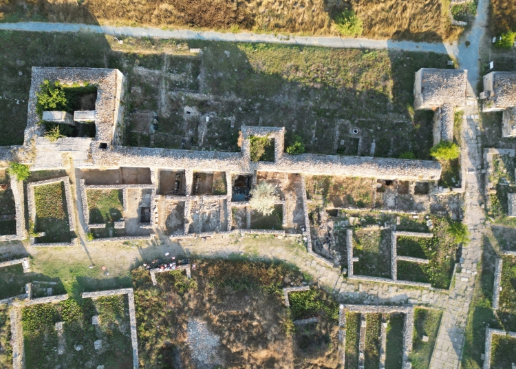 foto tezaur descoperit de arheologi la cetatea histria monede antice si bijuterii din metale pretioase din perioada romana au fost scoase la lumina 68aaeccceee28