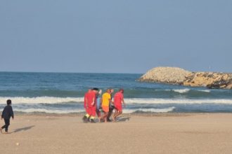 interventie de urgenta pe plaja 2 mai doua persoane au fost scoase din mare de salvamari o femeie este in coma 68a7070f075de