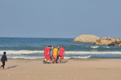 interventie de urgenta pe plaja 2 mai doua persoane au fost scoase din mare de salvamari o femeie este in coma 68a7070f075de