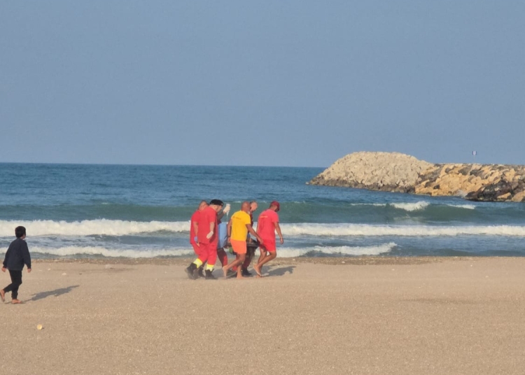 interventie de urgenta pe plaja 2 mai doua persoane au fost scoase din mare de salvamari o femeie este in coma 68a7070f075de