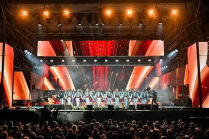 mamaia se transforma in scena folclorului romanesc a inceput festivalul national al cantecului si dansului popular 68affd69d70e7