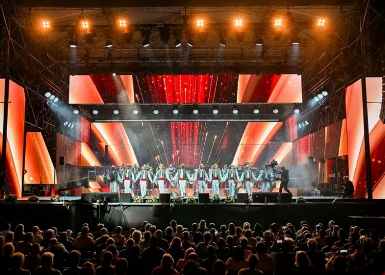 mamaia se transforma in scena folclorului romanesc a inceput festivalul national al cantecului si dansului popular 68affd69d70e7