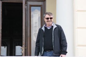 milionarul georgescu din tulcea vrea sa extinda o casa din zona peninsulara intr un bloc cu agentie de turism la parter 68a8fbee473e4