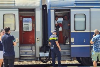 o locomotiva care tracta 15 vagoane cu calatori a luat foc in palas 68b46394eddb2