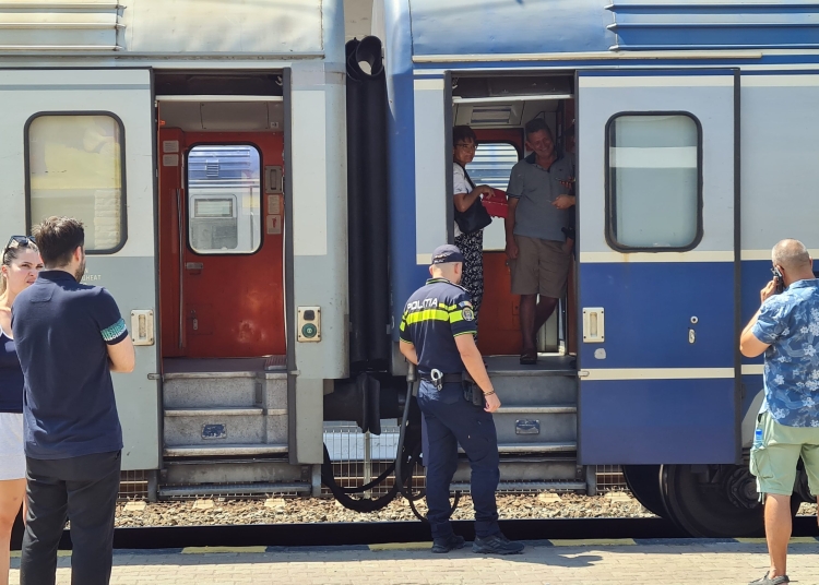 o locomotiva care tracta 15 vagoane cu calatori a luat foc in palas 68b46394eddb2