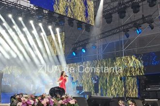 prima seara a festivalului national de muzica usoara mamaia editia 2025 12 concurenti de la ambele sectiuni urca pe scena fotovideo 68a89bae1e4c4