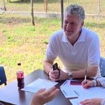 primarul florin chelaru da o mana de ajutor la completarea cererilor pentru abonamente gratuite de transport 68ad7ff5e1c73