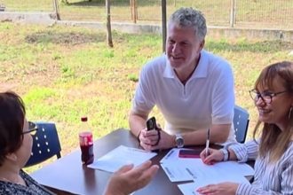 primarul florin chelaru da o mana de ajutor la completarea cererilor pentru abonamente gratuite de transport 68ad7ff5e1c73
