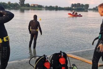 un cunoscut medic si fiul sau de doar 13 ani sunt cele doua persoane inecate in lacul snagov dupa ce le a prins furtuna in larg 68a9985b637d7
