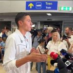 video david popovici acasa campionul mondial intampinat de oficialitati familie si prieteni la aeroportul otopeni 688fb169c5b3b