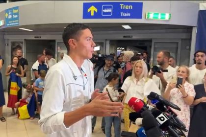video david popovici acasa campionul mondial intampinat de oficialitati familie si prieteni la aeroportul otopeni 688fb169c5b3b