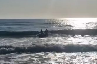 video dimineata cu pericol la eforie doi adolescenti salvati dupa ce au fost dusi in larg de curenti 68b2e99a35abe