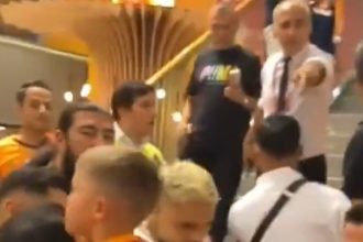 video momentul in care celebrul fotbalist vrea sa i dea un cap in gura unui agent de paza 68a6f42bb8c38