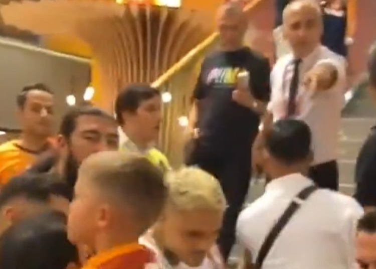 video momentul in care celebrul fotbalist vrea sa i dea un cap in gura unui agent de paza 68a6f42bb8c38