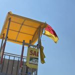 video turist incatusat si amendat in statiunea venus dupa ce a refuzat sa iasa din mare in ciuda steagului rosu 68a8550e48b43
