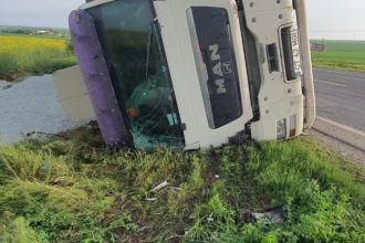accident rutier in zona ias mihail kogalniceanu un autocamion s a rasturnat 68b990f641cff