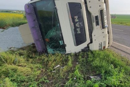 accident rutier in zona ias mihail kogalniceanu un autocamion s a rasturnat 68b990f641cff