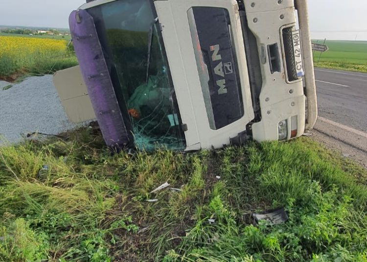 accident rutier in zona ias mihail kogalniceanu un autocamion s a rasturnat 68b990f641cff