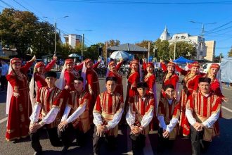 ansamblul qarasu promoveaza cultura tatara la festivalul alfabetul convietuirii 68d23077e7fde