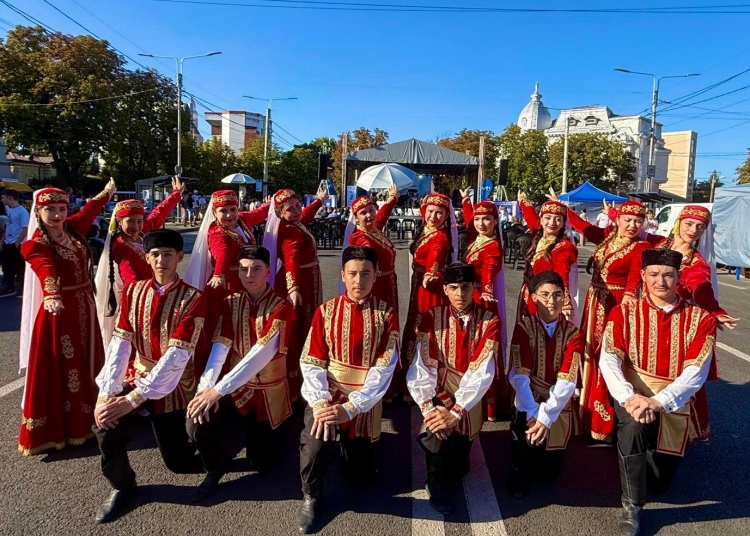 ansamblul qarasu promoveaza cultura tatara la festivalul alfabetul convietuirii 68d23077e7fde
