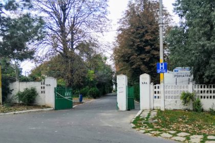 constanta un tanar care arunca de la geam cu obiecte contondente luat de acasa de autoritati m au luat cu japca mi au pus catusele sunt doua palazu si se fac chestii 68b78802c8074