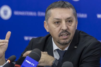 daniel david dupa amenintarile primite de mai multe scoli din tara prezenta politiei si jandarmilor va fi crescuta 68d3b205319ba