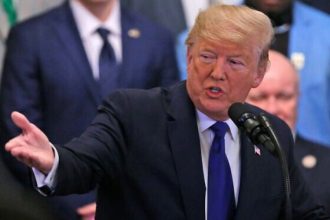 donald trump este comparat cu dictatorul nicolae ceausescu intr o analiza a financial times 68b6ef1e5de24