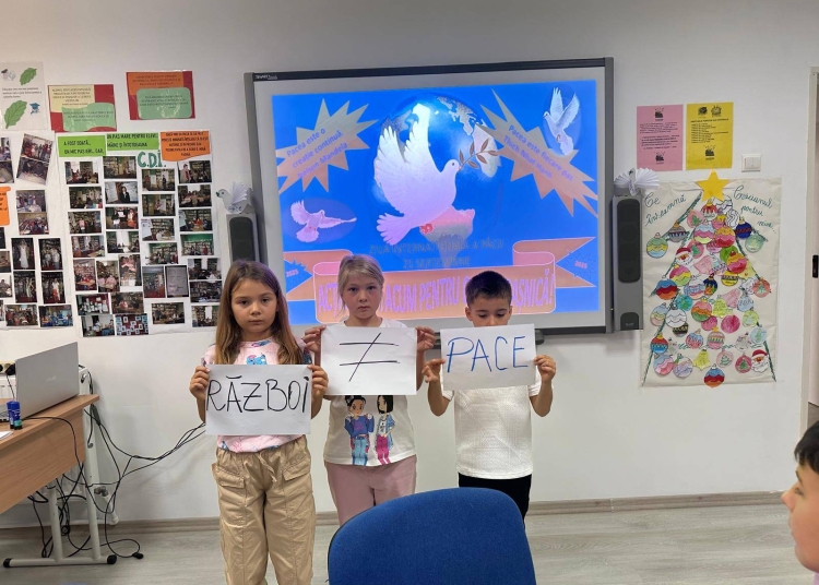 elevii din poarta alba promoveaza pacea prin educatie 68d72343aa0cb