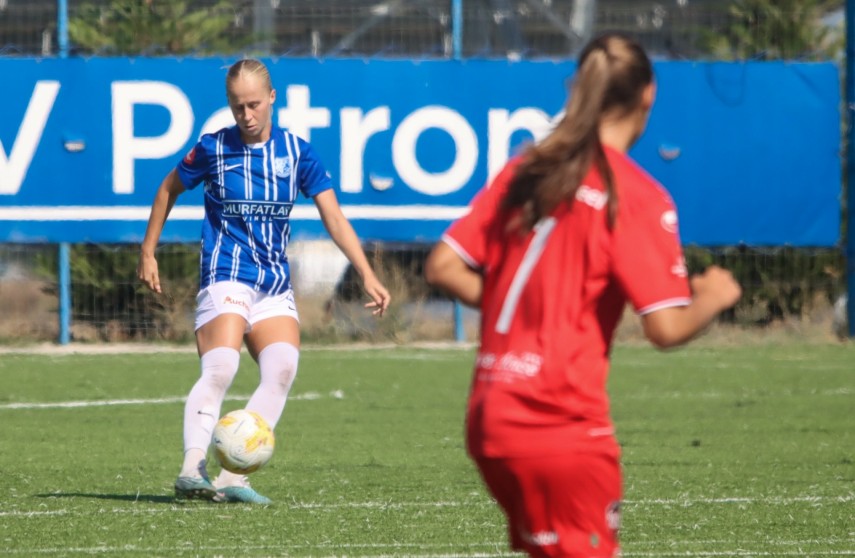 farul feminin prima victorie a sezonului 2 0 cu gloria bistrita foto 68b858b22c091