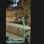 femeie prinsa de jandarmi in timp ce taia franele unei trotinete electrice in centrul vechi din bucuresti 68bae5f8f3126