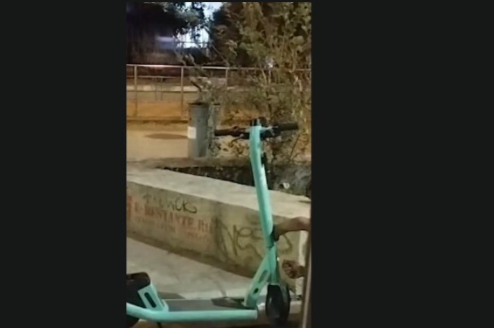 femeie prinsa de jandarmi in timp ce taia franele unei trotinete electrice in centrul vechi din bucuresti 68bae5f8f3126
