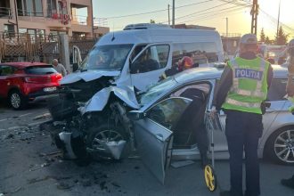 foto plan rosu activat dupa un accident intre un microbuz si un autoturism la iesire din mangalia 68c0231f485b0