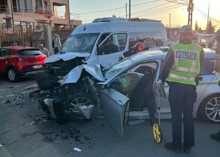 foto plan rosu activat dupa un accident intre un microbuz si un autoturism la iesire din mangalia 68c0231f485b0
