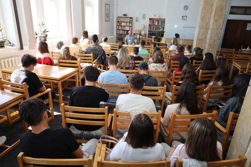 foto tinerii din constanta l au redescoperit pe george cosbuc la clubul de lectura al bibliotecii judetene constanta 68d13adb16c96