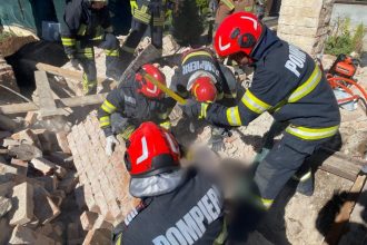 fotovideo update un barbat a murit interventie de urgenta la campina pentru salvarea a doua persoane prinse sub un perete 68cbd39009a05