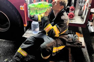 galerie foto imagini spectaculoase cu pompierii care au stins incendiul de la mansarda unui bloc 68c72fe117cb6