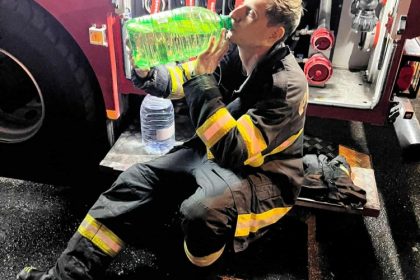 galerie foto imagini spectaculoase cu pompierii care au stins incendiul de la mansarda unui bloc 68c72fe117cb6
