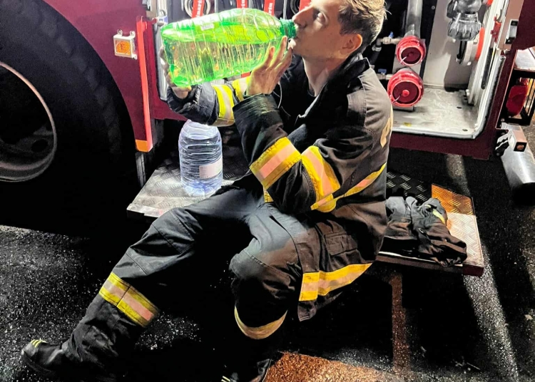 galerie foto imagini spectaculoase cu pompierii care au stins incendiul de la mansarda unui bloc 68c72fe117cb6