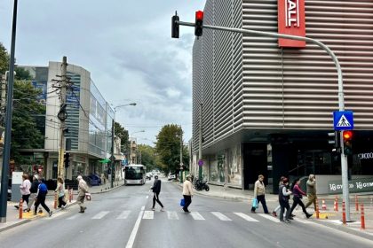 galerie foto trecere de pietoni semaforizata pe strada mihai viteazu din centrul orasului constanta 68da65a4ac2db