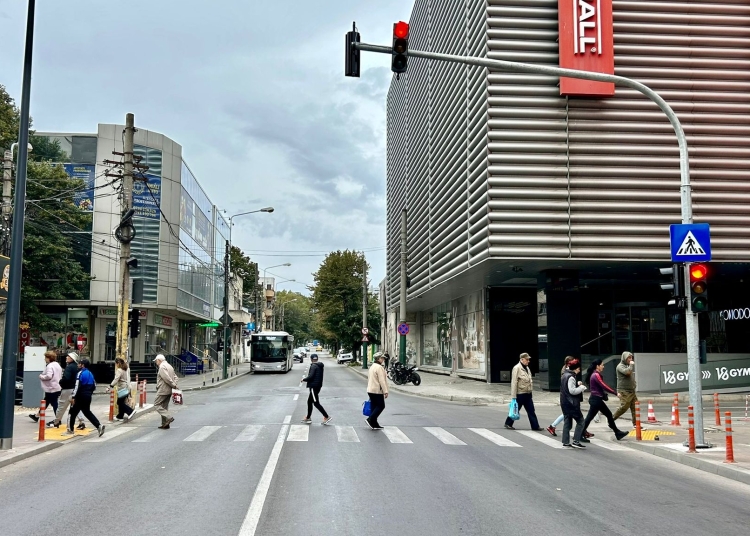 galerie foto trecere de pietoni semaforizata pe strada mihai viteazu din centrul orasului constanta 68da65a4ac2db