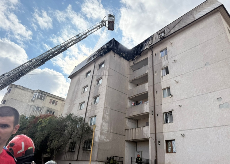 galerie fotovideo incendiu la mansarda unui bloc din constanta un barbat a fost gasit inconstient in apartament 68c73220cdb1c