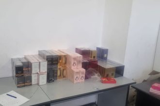 haine si parfumuri de 800 000 de lei confiscate 68bbeed30c4c3