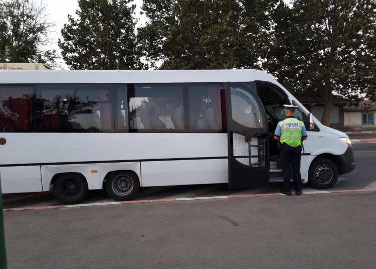politistii au verificat daca operatorii de transport persoane respecta normele legale au fost aplicate amenzi 68d4f6a0d8fab