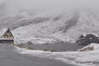 prima ninsoare din acest sezon pe transfagarasan drumarii intervin cu material antiderapant 68da52e3bdb18