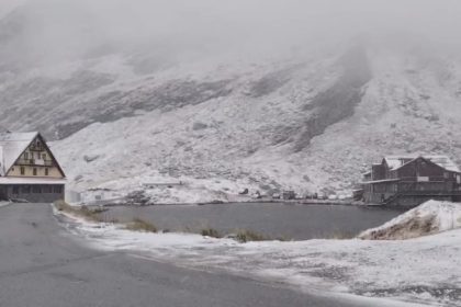 prima ninsoare din acest sezon pe transfagarasan drumarii intervin cu material antiderapant 68da52e3bdb18