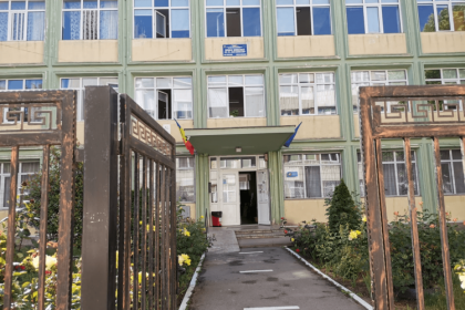 primaria constanta a semnat patru contracte pentru dotarea unitatilor de invatamant preuniversitar si a unitatilor conexe din municipiu 68c91ca447c16