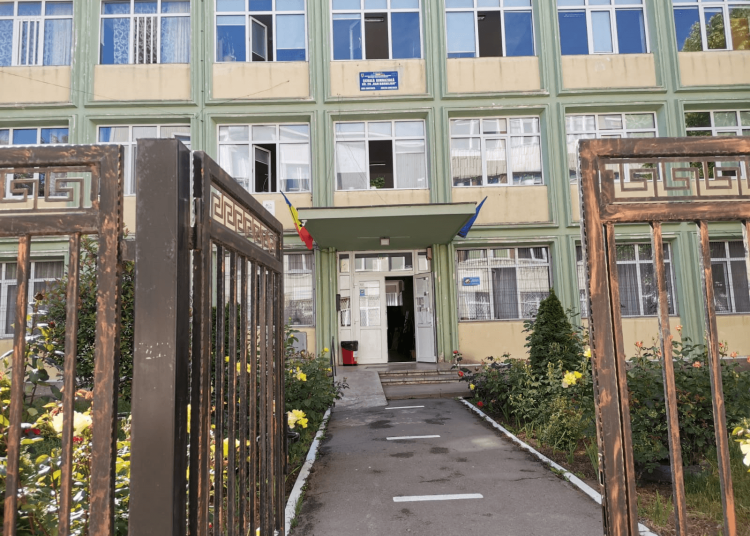 primaria constanta a semnat patru contracte pentru dotarea unitatilor de invatamant preuniversitar si a unitatilor conexe din municipiu 68c91ca447c16