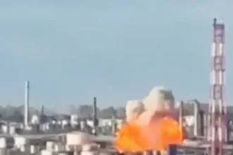 ucraina a lovit una dintre cele mai mari rafinarii de petrol din rusia la 1 400 de km de linia frontului 68c72a9d0654c