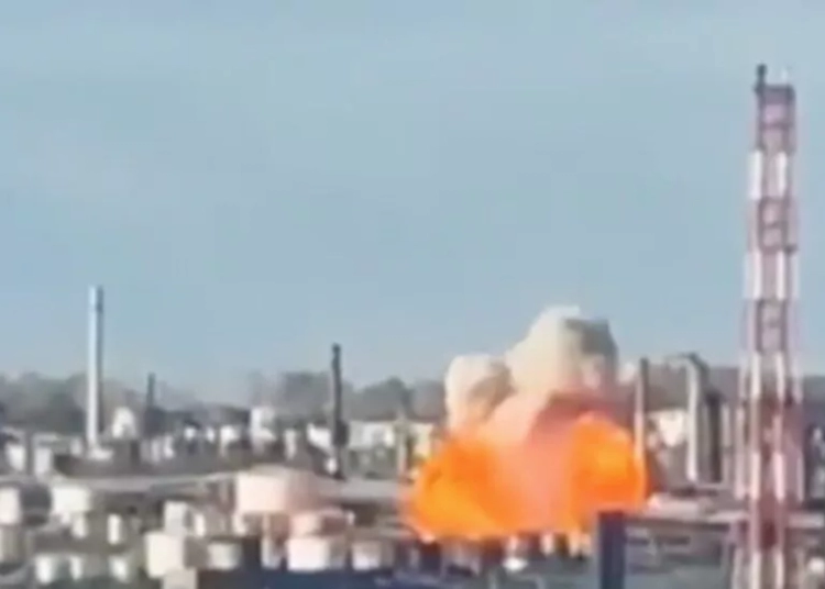 ucraina a lovit una dintre cele mai mari rafinarii de petrol din rusia la 1 400 de km de linia frontului 68c72a9d0654c